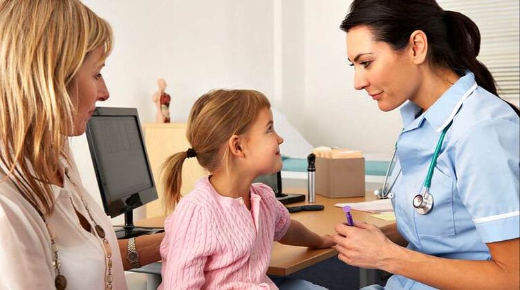 Le médecin sélectionne des médicaments antiparasitaires pour l'enfant