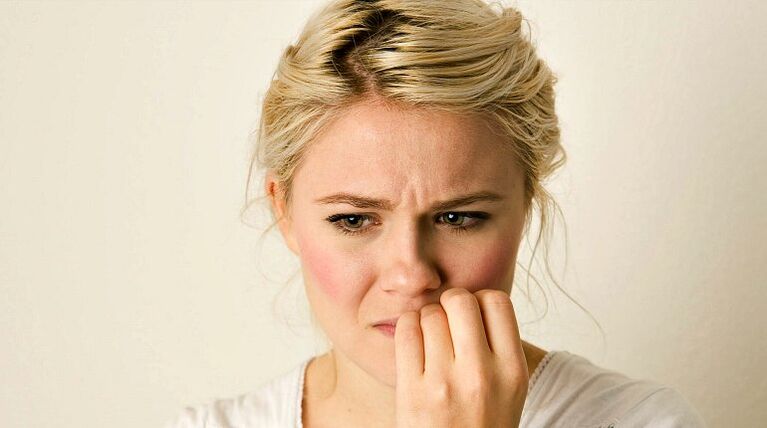 Une femme est nerveuse tout en nettoyant le corps des parasites